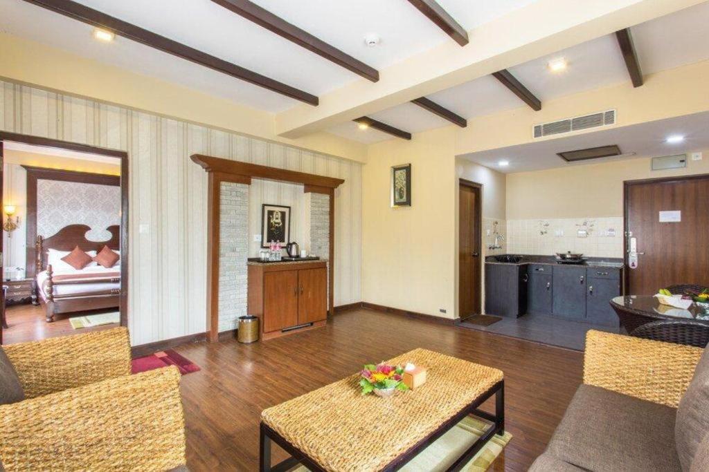 Da Yatra Courtyard Hotel & Resort Pokhara Exterior foto